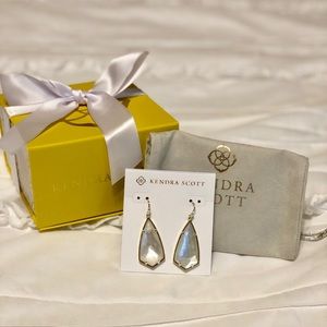 Kendra Scott Carla Drop Earrings in Ivory Pearl!